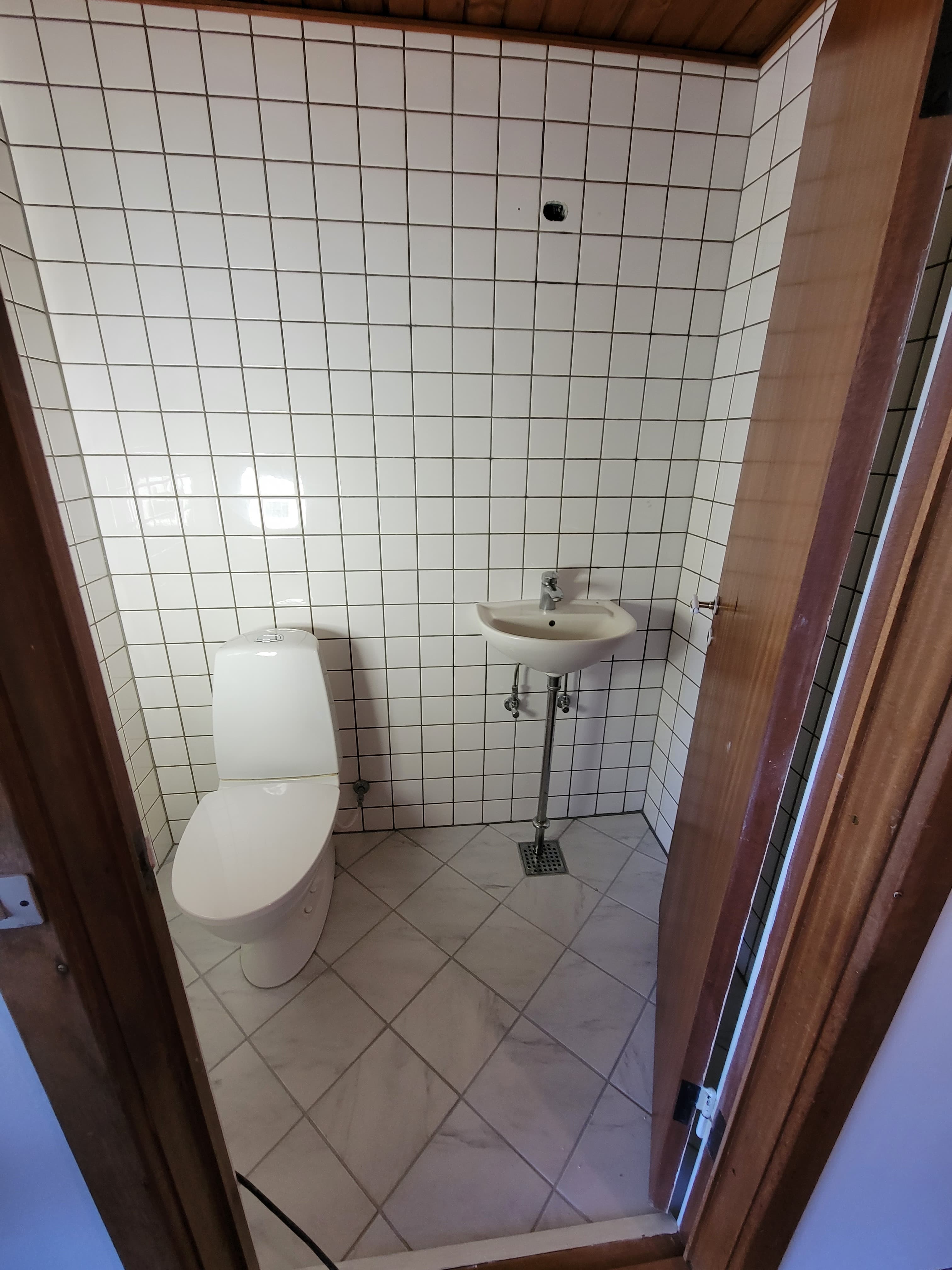 Grout restoration and tub refinish by Heritage Coatings